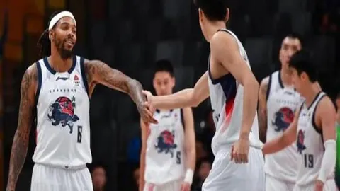 国足新星20岁神助攻，精准长传破海港防线，颜骏凌无力抵挡犀利进攻